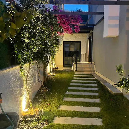 Havuzlu Ve Jakuzuli Lueks Villa *