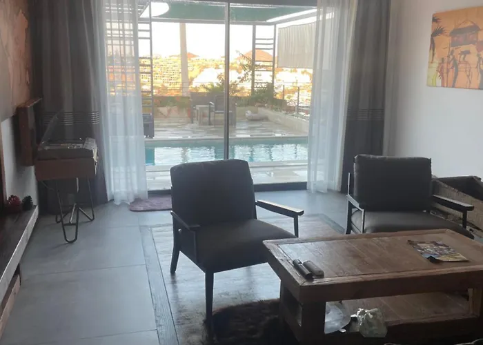 Akyarlarda Havuzlu Lueks فيلة