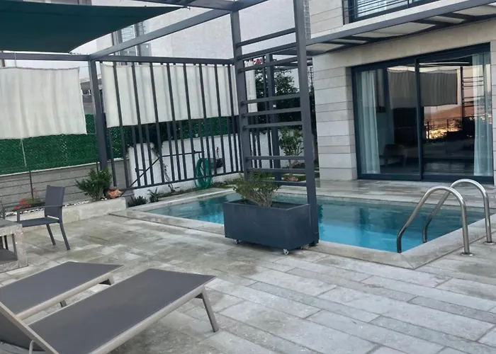 فيلة Akyarlarda Havuzlu Lueks