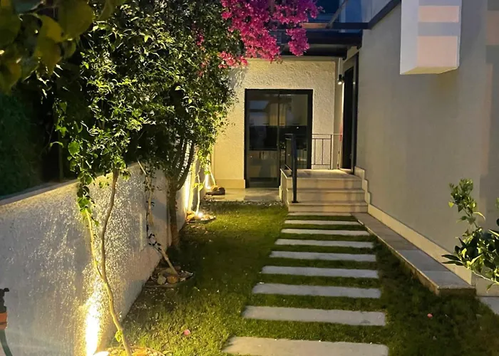 Akyarlarda Havuzlu Lueks فيلة *